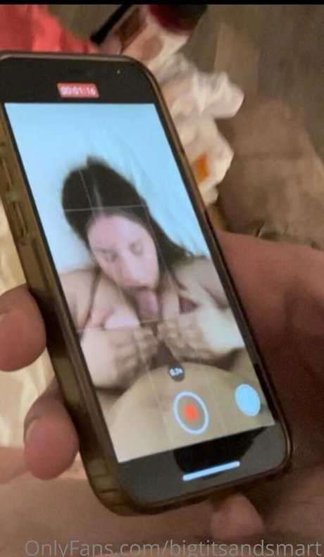Naakte gelekte OnlyFans-foto van Bigtitsandsmart