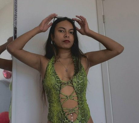 Naakte gelekte OnlyFans-foto van Bustypetitemyra