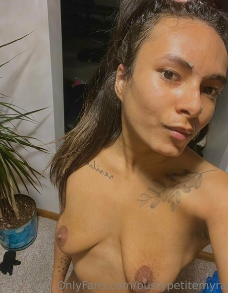 Naakte gelekte OnlyFans-foto van Bustypetitemyra
