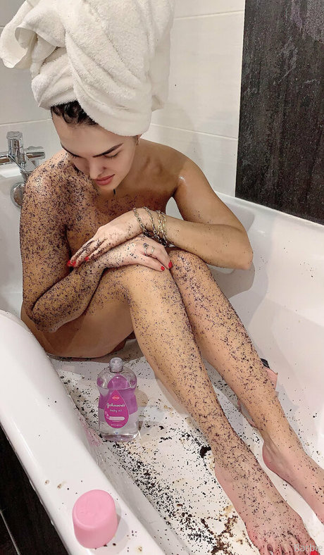 Naakte gelekte OnlyFans-foto van Aleira Avendano