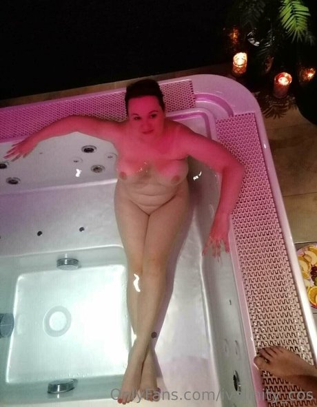 Naakte gelekte OnlyFans-foto van Ivalinitycos