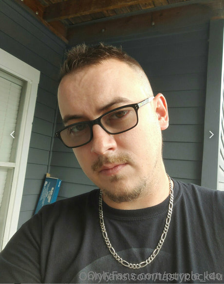 Naakte gelekte OnlyFans-foto van Purpleleo