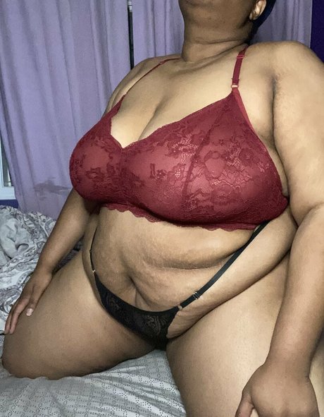 Naakte gelekte OnlyFans-foto van Ebonybbwangelafree