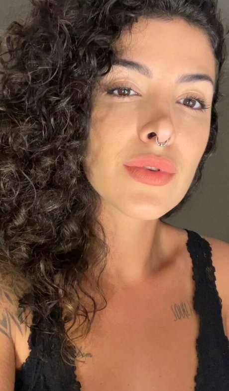 Naakte gelekte OnlyFans-foto van Giovana Fagundes