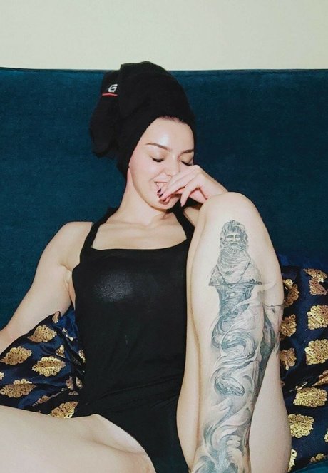 Naakte gelekte OnlyFans-foto van Olly Esse