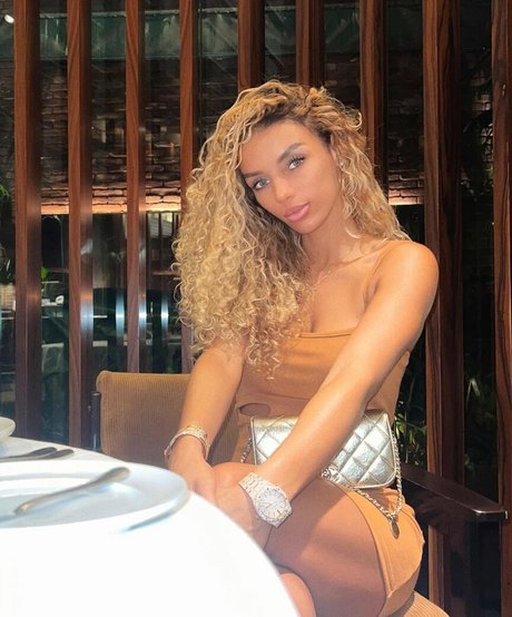 Naakte gelekte OnlyFans-foto van Jena Frumes