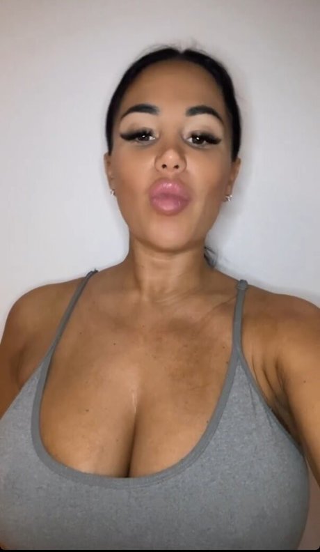 Naakte gelekte OnlyFans-foto van Milla Jasmine