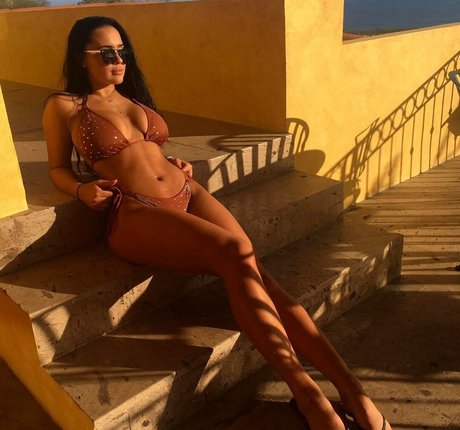 Naakte gelekte OnlyFans-foto van Sarah Love Macdonald