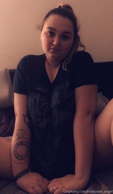 Naakte gelekte OnlyFans-foto van Btattooedangel