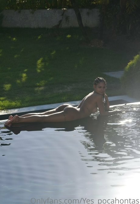 Naakte gelekte OnlyFans-foto van Itspocahontas