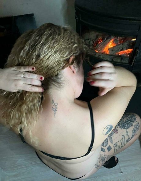 Naakte gelekte OnlyFans-foto van Curvyadiction
