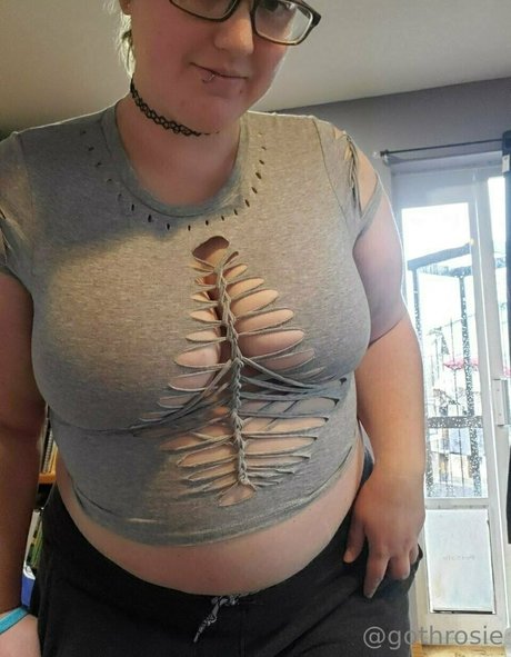 Naakte gelekte OnlyFans-foto van Gothrosie