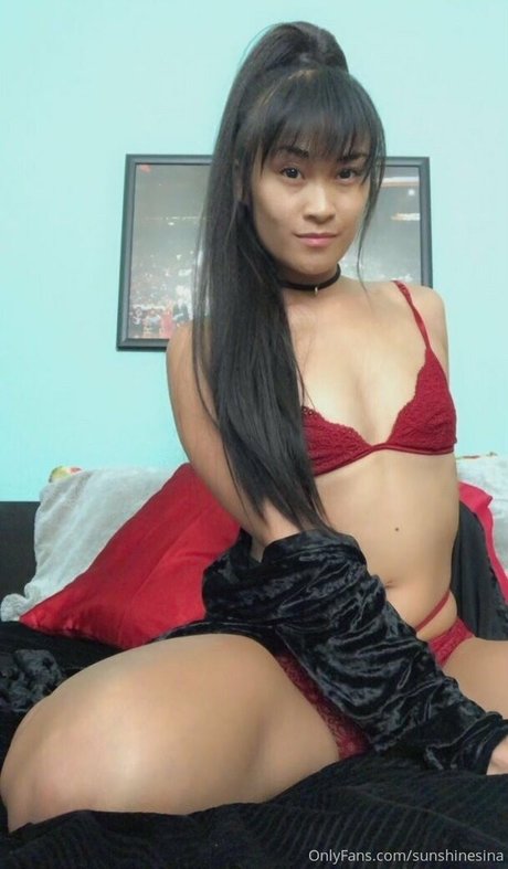 Naakte gelekte OnlyFans-foto van Sunshinesina