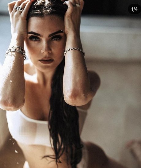 Naakte gelekte OnlyFans-foto van Sonya Tayurskaya