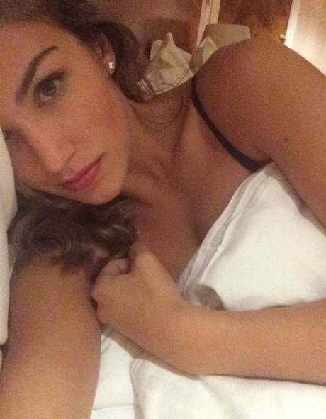 Naakte gelekte OnlyFans-foto van Amy Willerton