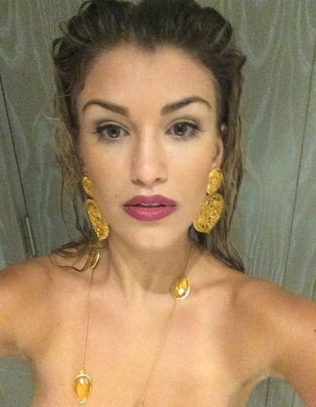 Naakte gelekte OnlyFans-foto van Amy Willerton