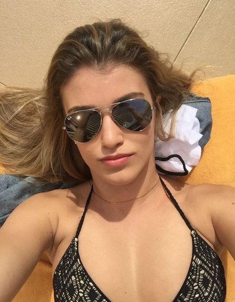 Naakte gelekte OnlyFans-foto van Amy Willerton