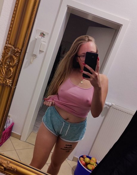 Naakte gelekte OnlyFans-foto van Feuerrose