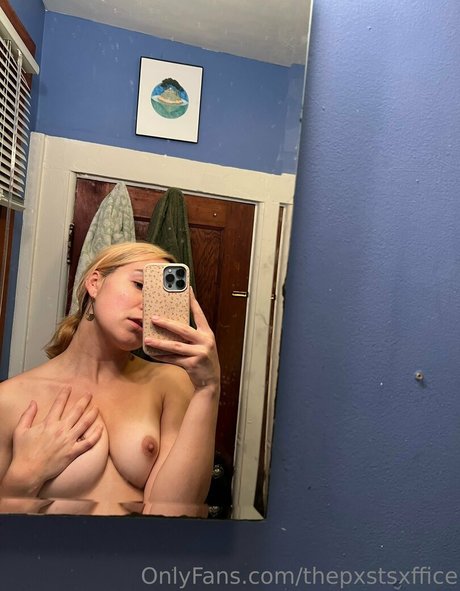 Naakte gelekte OnlyFans-foto van Erin Postsoffice