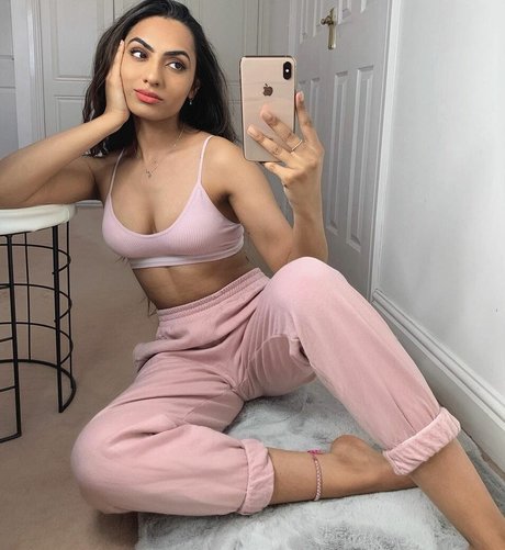 Naakte gelekte OnlyFans-foto van Nikkirai