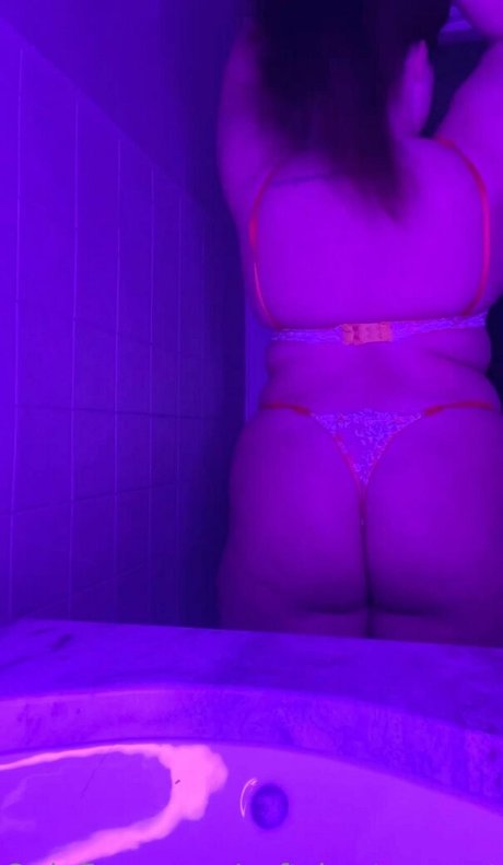 Naakte gelekte OnlyFans-foto van Softshortnsweet