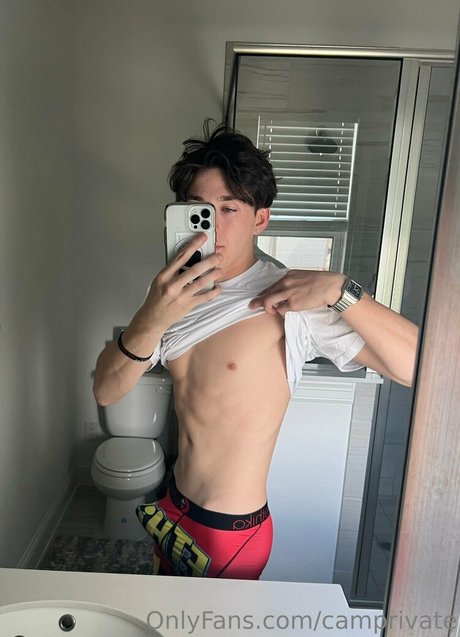 Naakte gelekte OnlyFans-foto van Camprivate