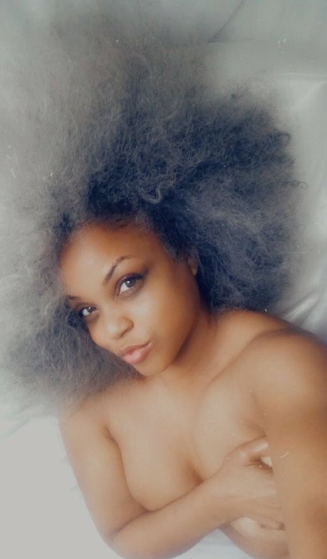 Naakte gelekte OnlyFans-foto van Sinnamon Love