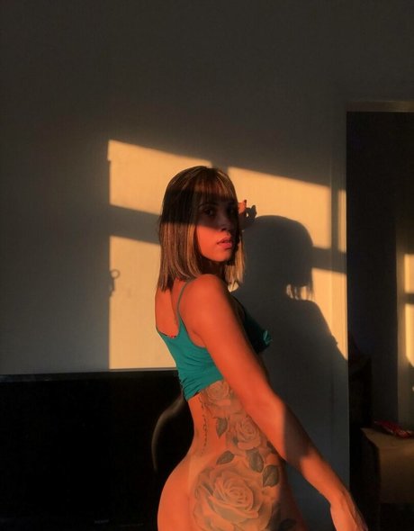Naakte gelekte OnlyFans-foto van Cassia Fernandez