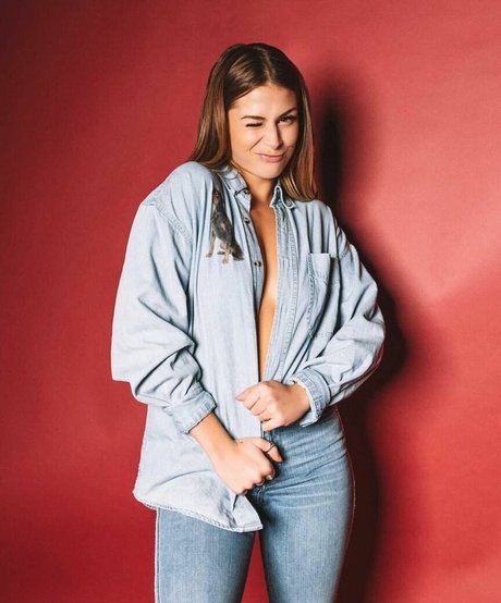 Naakte gelekte OnlyFans-foto van Emmily Mello