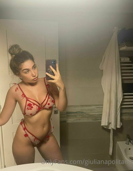 Naakte gelekte OnlyFans-foto van Giulianapolitano
