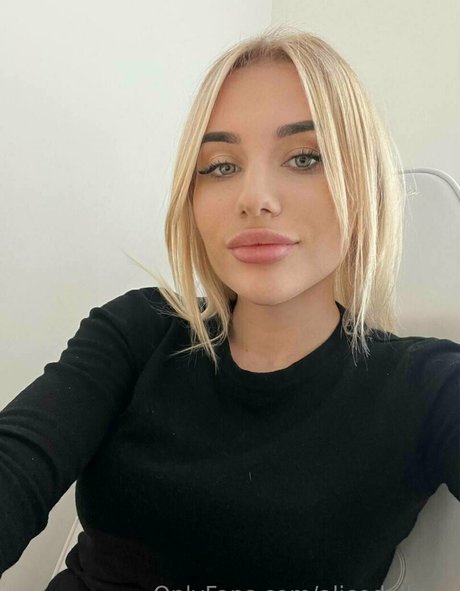 Naakte gelekte OnlyFans-foto van Alicedollyua