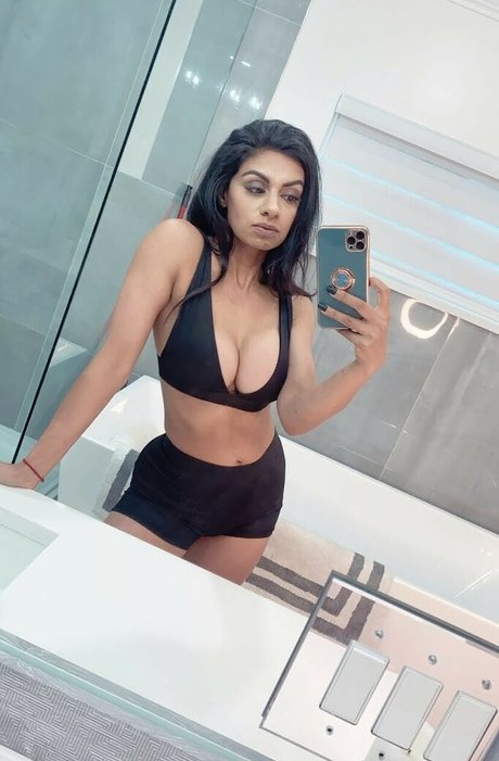 Naakte gelekte OnlyFans-foto van Skinnyroti