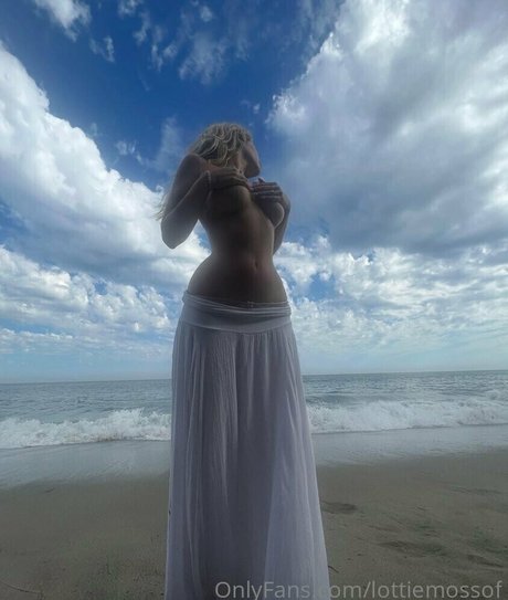 Naakte gelekte OnlyFans-foto van Lottiemossof