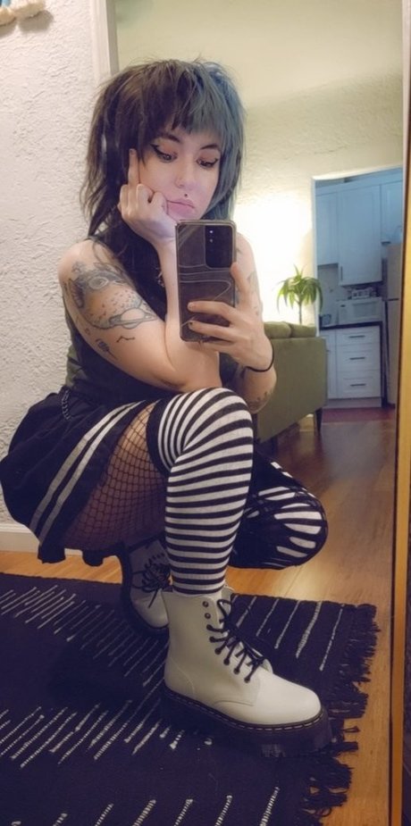 Naakte gelekte OnlyFans-foto van Knives