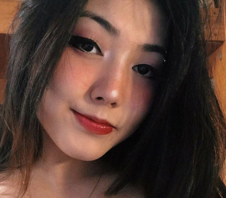 Naakte gelekte OnlyFans-foto van Milene Megumi