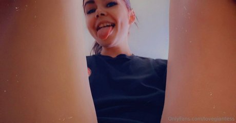 Naakte gelekte OnlyFans-foto van Lovegiantess