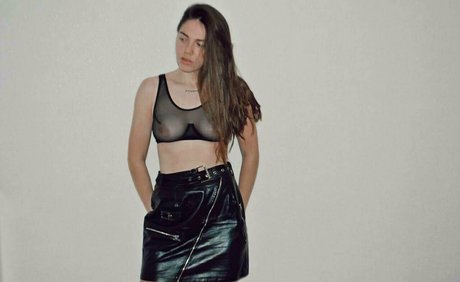 Naakte gelekte OnlyFans-foto van Aminavalentino