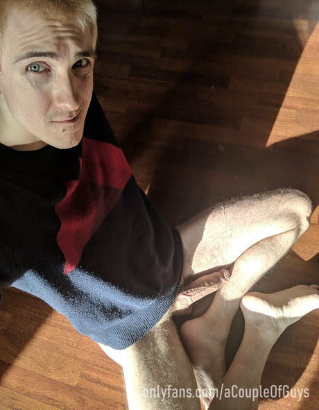Naakte gelekte OnlyFans-foto van Acoupleofguys