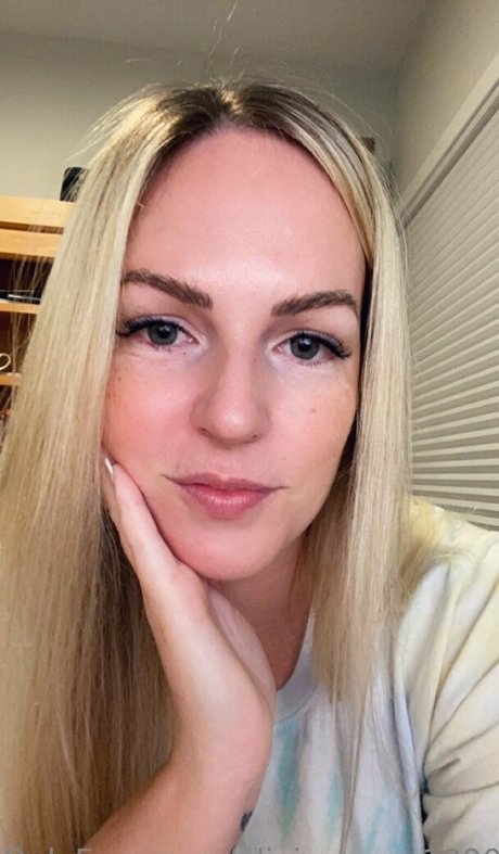 Naakte gelekte OnlyFans-foto van Olivia Anne 1990