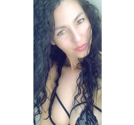 Naakte gelekte OnlyFans-foto van Persian Princess