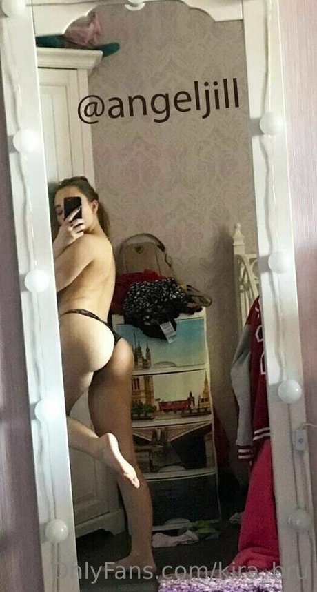 Naakte gelekte OnlyFans-foto van Kirabrunette1