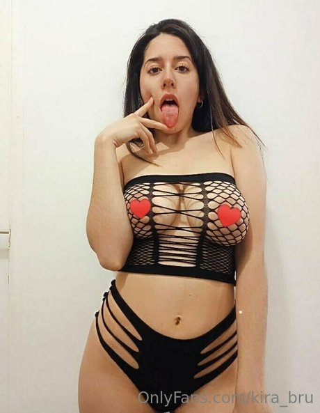 Naakte gelekte OnlyFans-foto van Kirabrunette1