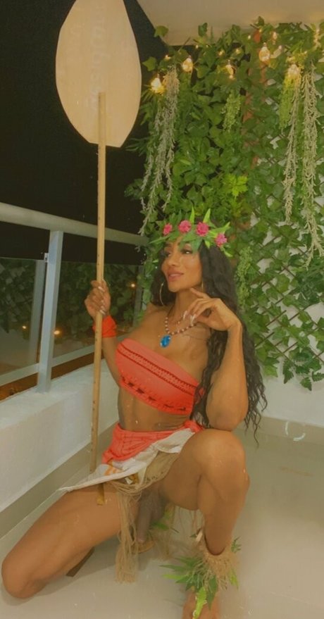 Naakte gelekte OnlyFans-foto van Laura Saenz