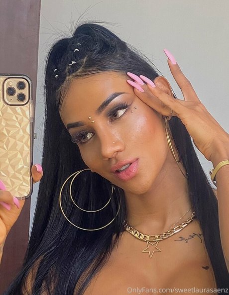 Naakte gelekte OnlyFans-foto van Laura Saenz