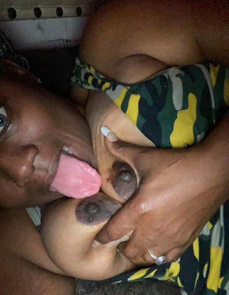 Naakte gelekte OnlyFans-foto van Cheekiifemme