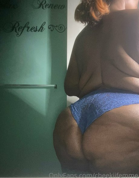 Naakte gelekte OnlyFans-foto van Cheekiifemme