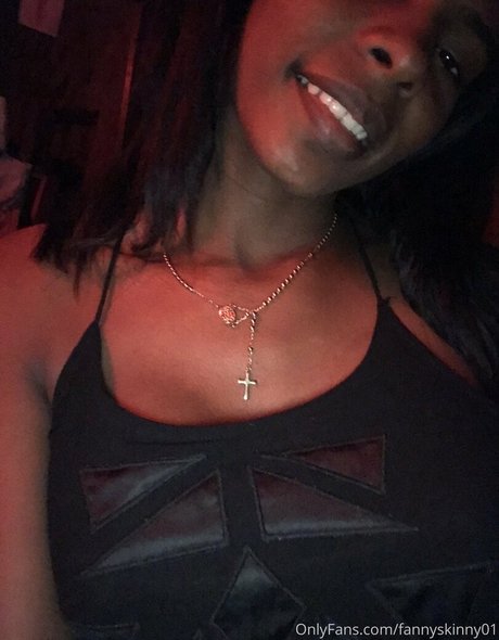 Naakte gelekte OnlyFans-foto van Fannyskinny01