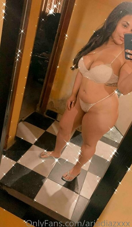 Naakte gelekte OnlyFans-foto van Ariadiazxxx