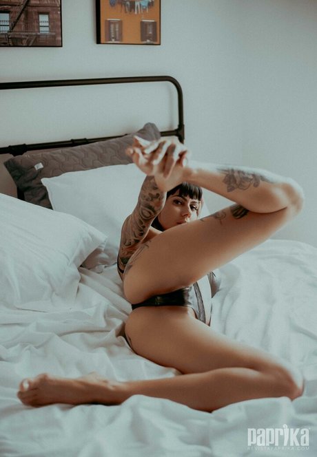 Naakte gelekte OnlyFans-foto van Paprika