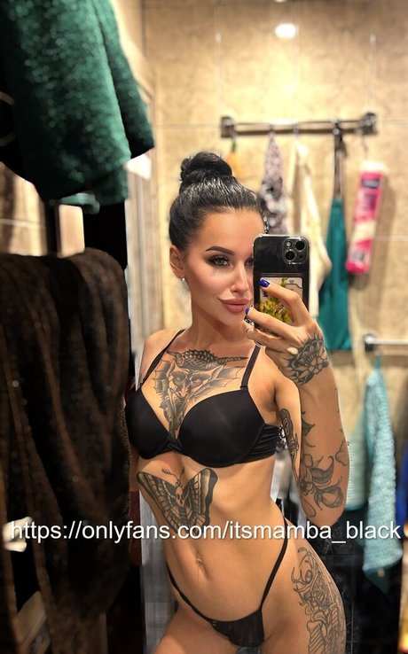 Naakte gelekte OnlyFans-foto van Black Mamba
